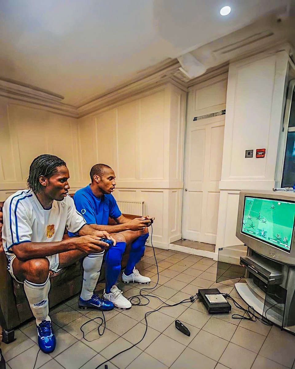 😁 Drogba x Henry playing PES! 🐐🎮