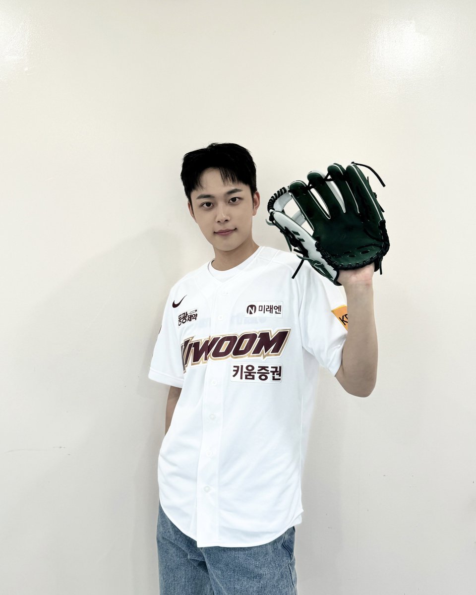 CUBE_YOOSEONHO's tweet photo. [📸] [#유선호] 
240414 @ 2024 신한 SOL Bank KBO리그

2년 만에 #키움히어로즈 시구자로 야구장에 등장한 유선호 ⚾
승리 요정 선호와 함께 더 높게🔥
 
#YOO_SEONHO
#KBO리그 #KBO https://t.co/c3r59M2r5e