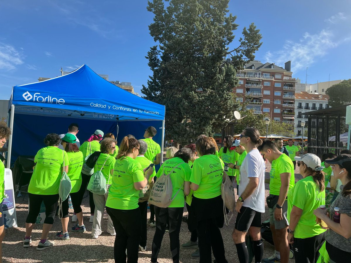 Cofares's tweet photo. Nuestros equipos han cruzado este domingo una meta muy especial con su participación en la XI Carrera #MadridEnMarchaContraElCáncer de la @ContraCancerMAD.
Un evento deportivo solidario en el que ha estado presente nuestra marca propia, #Farline. ¡Orgullo de equipo! 💪🏃♀️🏃♂️ https://t.co/w9Q5ZBri4i