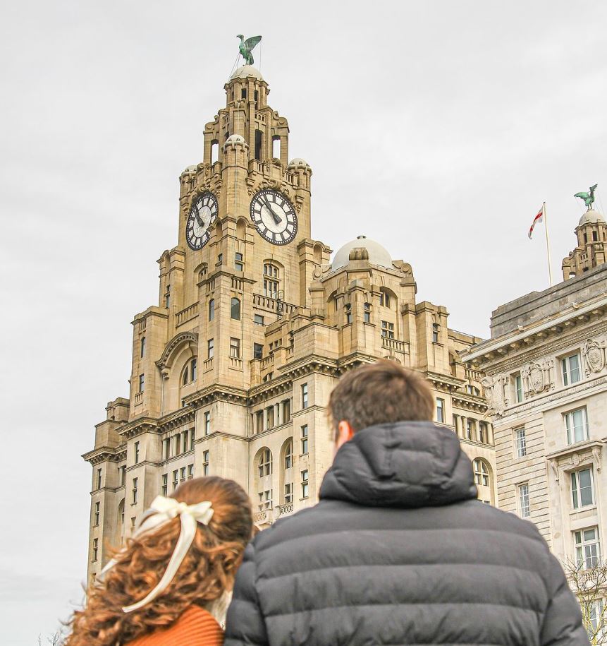 Summers coming soon, it's time to make some plans with the kids 👨‍👩‍👧‍👦 Bring them along to the city's most iconic building to take in the sights of Liverpool on a tour!✨ We also have our family ticket!🎟️ 📷@northwestblogger #rlb360 #getabirdseyeview #thingstodoinliverpool