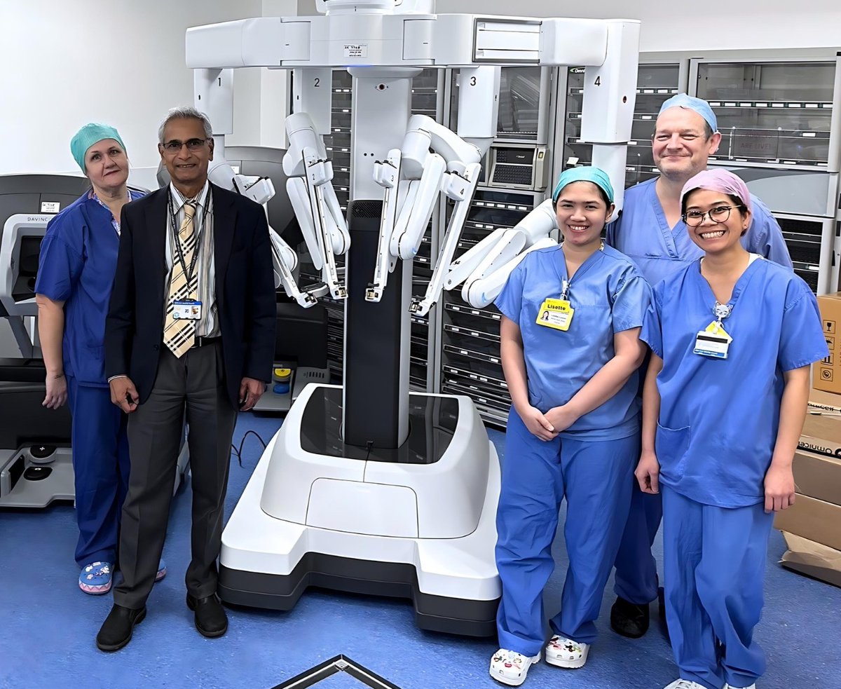 A new robot has arrived at Royal Surrey in a bid to help deal with an increase in demand for surgery. The new DaVinci robot is the fourth to be commissioned at the Trust, making #RoyalSurrey one of the best resourced robotic centres in the UK. Read more: ow.ly/LO7h50Rf3H0