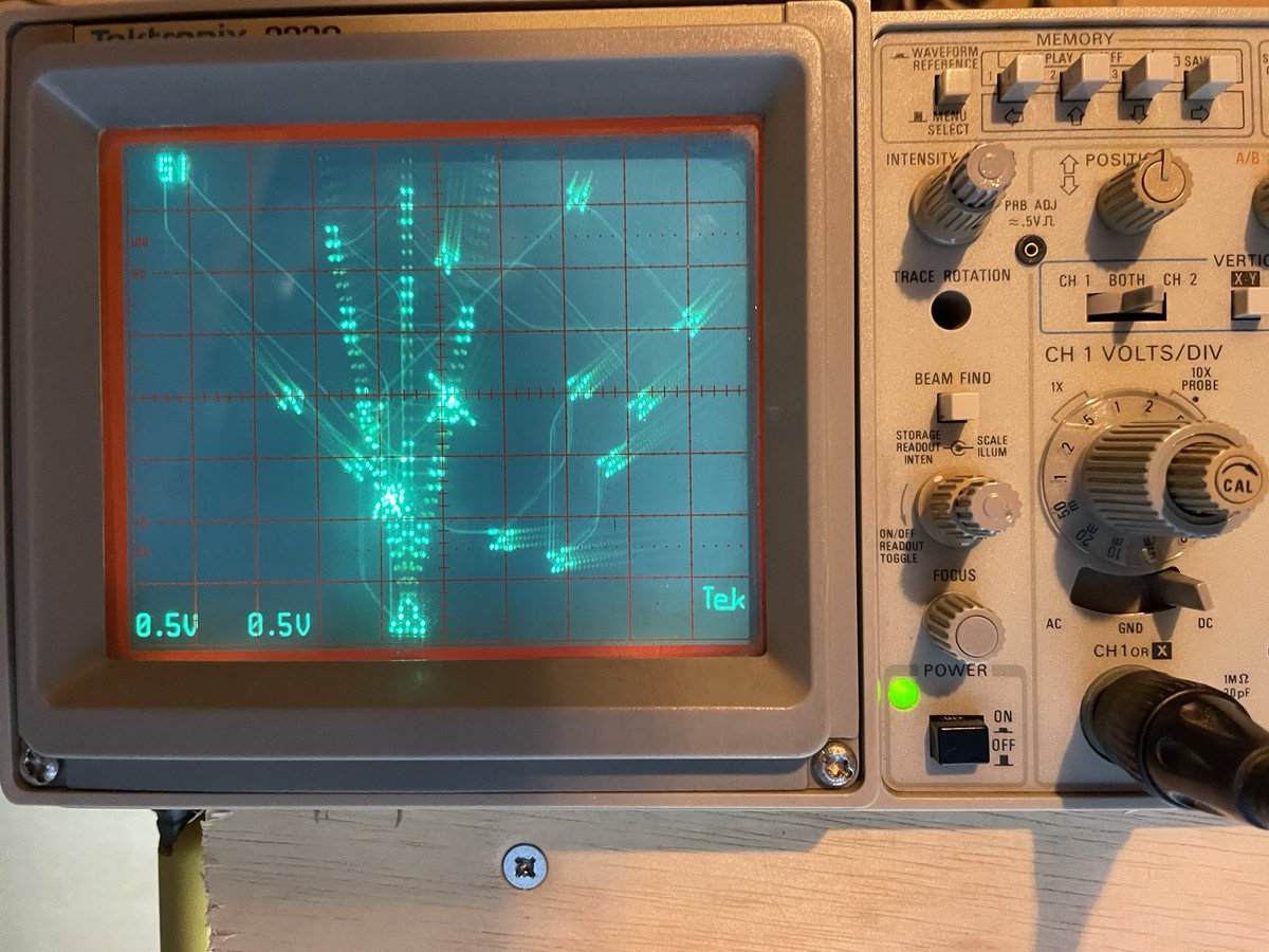 _tabaxy_'s tweet photo. Vector NERAI 出来ました。
世界で最初にゲームを作った方は対戦NERAIに近かった？
後で動画を撮ります。(別のオシロで)
#DEZAEMON
#DIY
#測定器
#GAME https://t.co/B45M3h4XwA