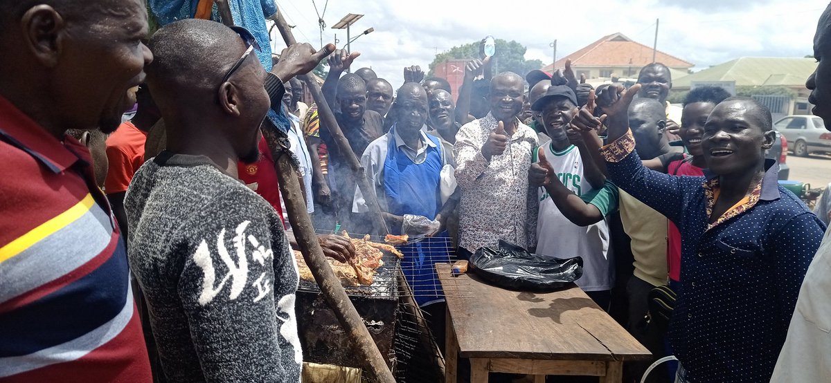 In Kumi municipality this afternoon with MP Slias Augon @UG_Parliament n checking out the roadside roast chicken. @UgandaMediaCent @Luca12773 @