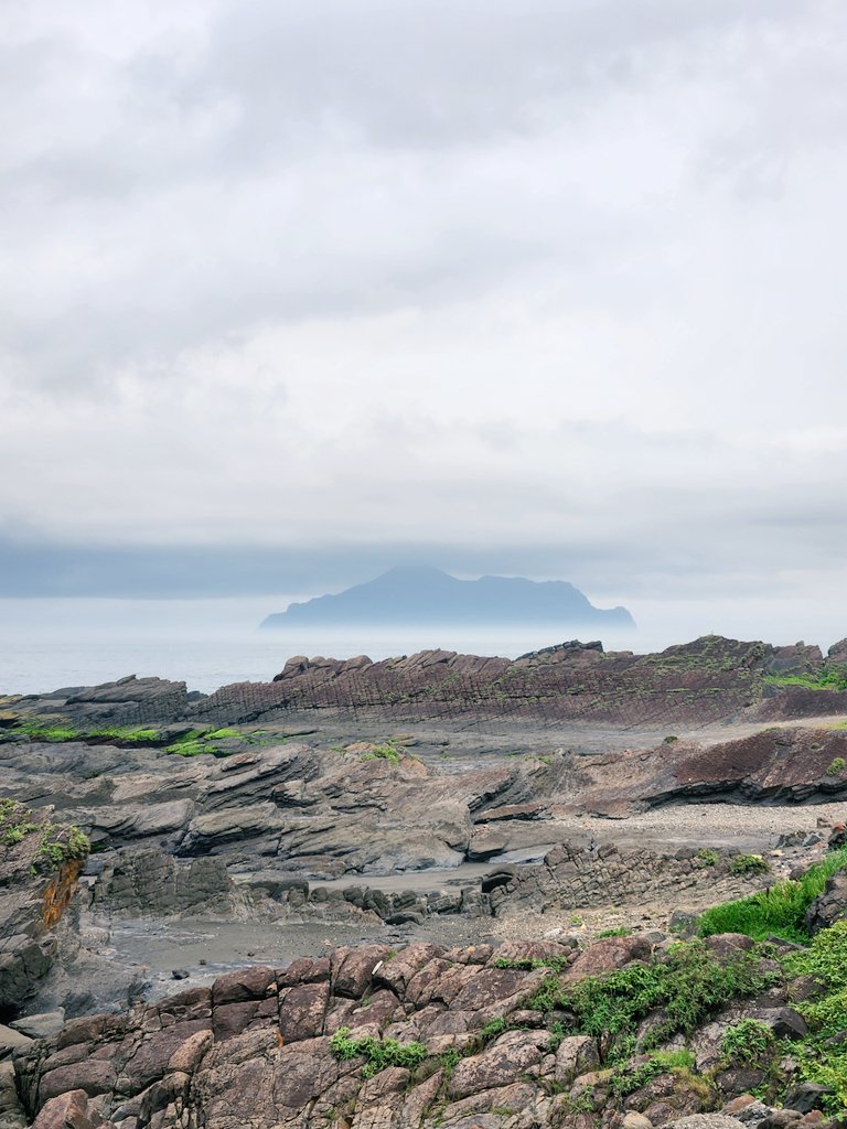 遠端的龜山島 一望無際的海面 聽著潮來潮往的海水聲 放空 讓自己歸零 #文青一下