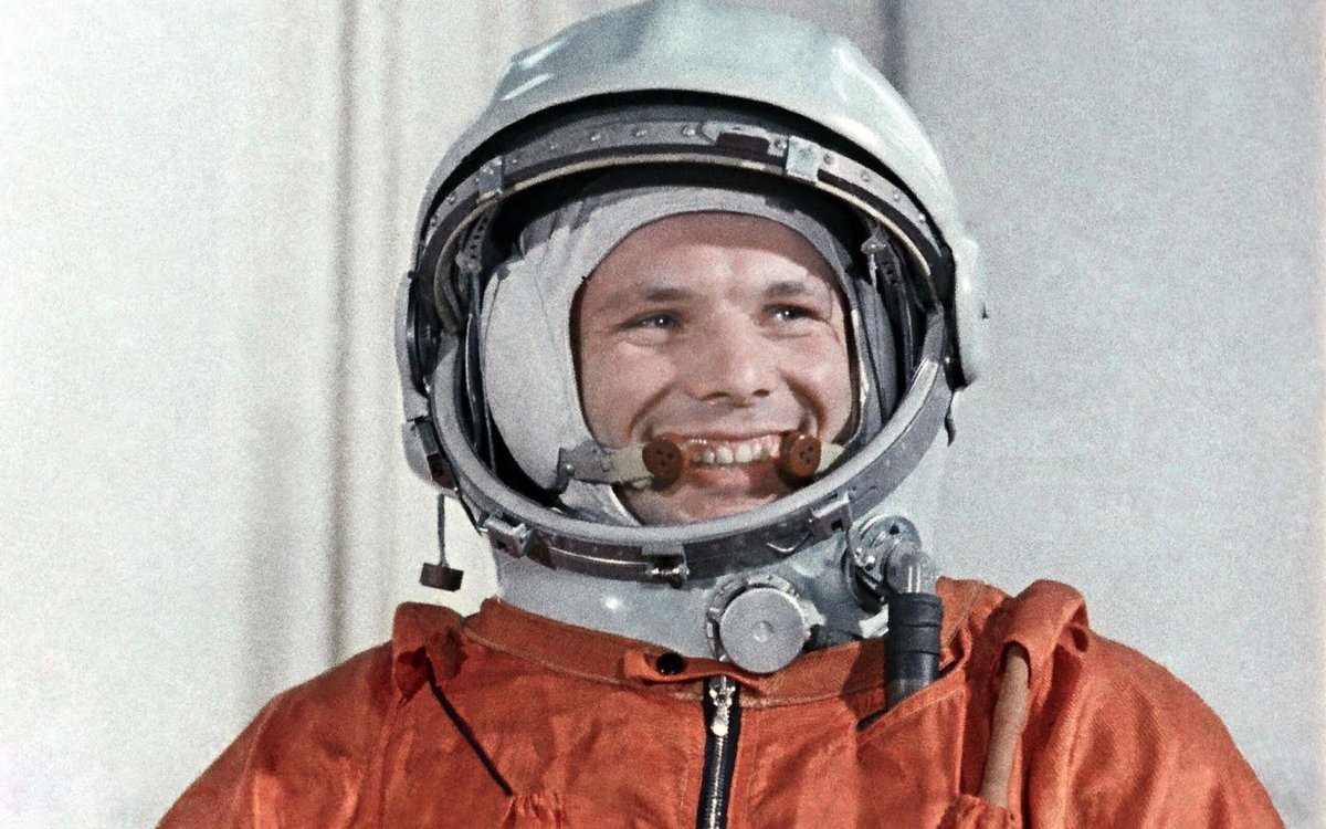 🕰️ Mwezi wa Nne mwaka 1961 - Yuri Gagarin kutoka Urusi aliweka historia ya kuwa mwanadamu wa kwanza duniani kutoka nje ya dunia na kuizunguka dunia.