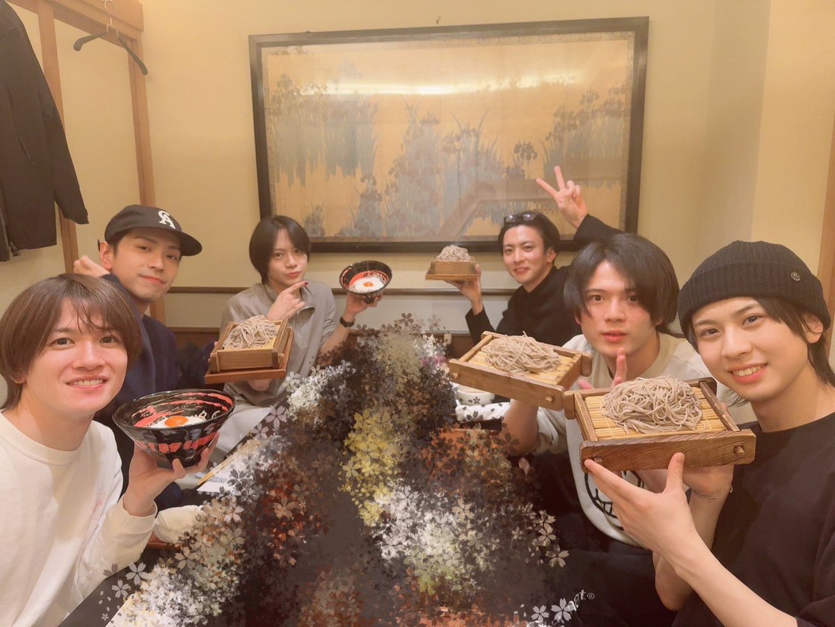 ryuji7117's tweet photo. 店名があった事と、我々が食い散らかしてテーブルの上が美しく無いって事で上げ直しです申し訳御座いません。

文字数の都合上巻きで行きます。

ミュージカル『刀剣乱舞』〜陸奥一蓮〜
無事に大阪公演が終幕致しました。
ご来場頂きまして誠に有難う御座いました。

刀剣男士皆蕎麦美味健介仕事無理桜 https://t.co/eLvaR4accd