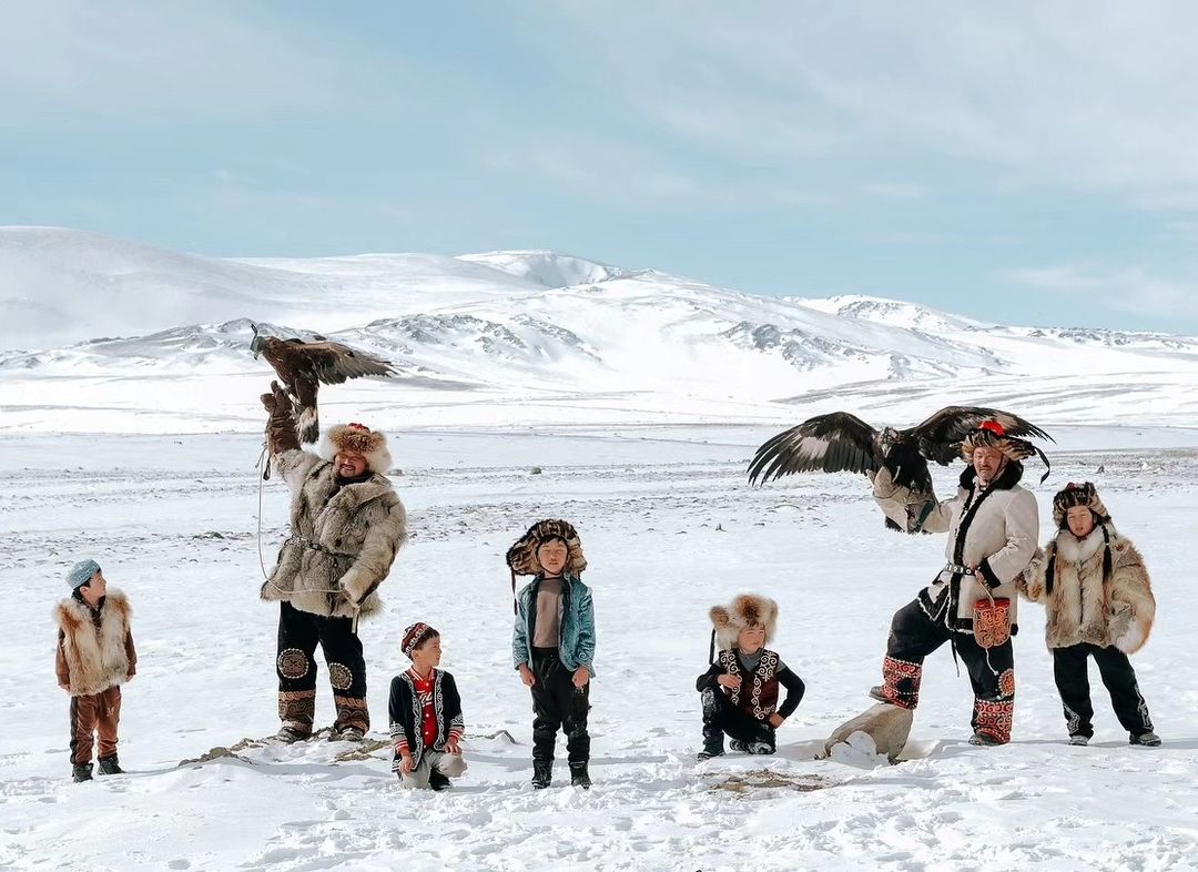 Did you know that you can stay with a nomadic eagle hunter family in Western Mongolia? DM or email us for a chance to experience this once-in-a-lifetime trip! 📧 #familyphotography #altai #eaglehunter #mongolia 📷 0eria0 PS: this is one of our favorite photos ever! 🥰