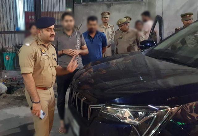 नोएडा पुलिस का Action शुरू! नोएडा पुलिस ने कड़ी कार्रवाई करते हुए गाड़ी सहित दो युवकों को किया गिरफतार और दो अभियुक्तों कि तलाश जारी है। अब नोएडा पुलिस इनको कानून का पाठ पढ़ाएगी। @DCP_Noida @ADCPNoida @Acp1Noida