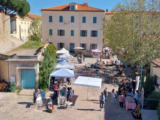 @VilledAjaccio Le 𝙋𝙧𝙞𝙣𝙩𝙚𝙢𝙥𝙨 𝙙𝙚𝙨 𝙨𝙖𝙫𝙤𝙞𝙧𝙨 𝙛𝙖𝙞𝙧𝙚 Citadelle d'Ajaccio ✅️ artisans producteurs locaux ✅️animations des associations partenaires. L'événement organisé par U CIRCULU Ethicorse les Ajacciennes