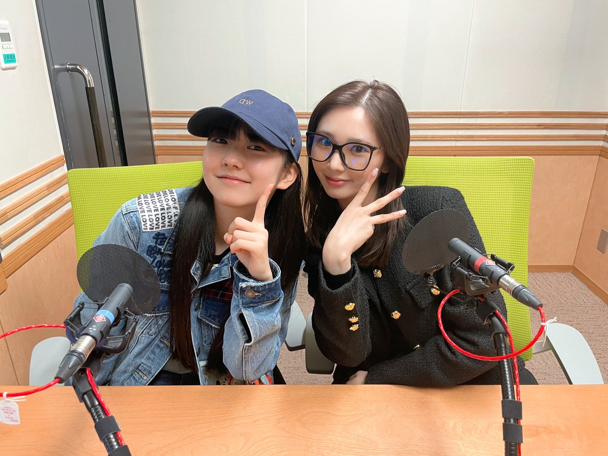 【ラジオ】📻 明日22:30頃～放送！ 文化放送「Girls²のがるがるトーク！」 「駒木根葵汰（こまぎね・きいた）のレコメン！」内でオンエア🩷💛 是非お聴き下さい！ #Girls2 #ガールズガールズ #がるがるトーク @joqrgirls @reco_monday ＼何のポーズか分かりますか？🤔／