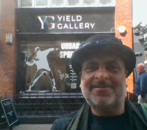 LondonersLondon's tweet photo. My 208th #PaulAtherton's #ALondonersLife2 - Londoners hate bad tech. My @samsunguk #GalaxyA6 stopped charging so used laptop to photo @GalleryYield popup #UrbanSpring @15batemanstreet yesterday. Works from @banksy, our icon #STIK & others. Closes today! #LetsGuide #UniquelyLondon https://t.co/Gtt4eLtYOZ