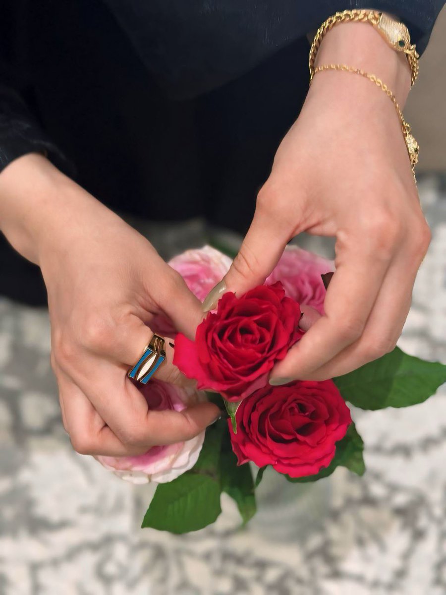 وأنتِ الّتي تجعَلين الدّار مُزهرةً 
وأنتِ من تَمنحين الوردَ ألوَانًا 💕