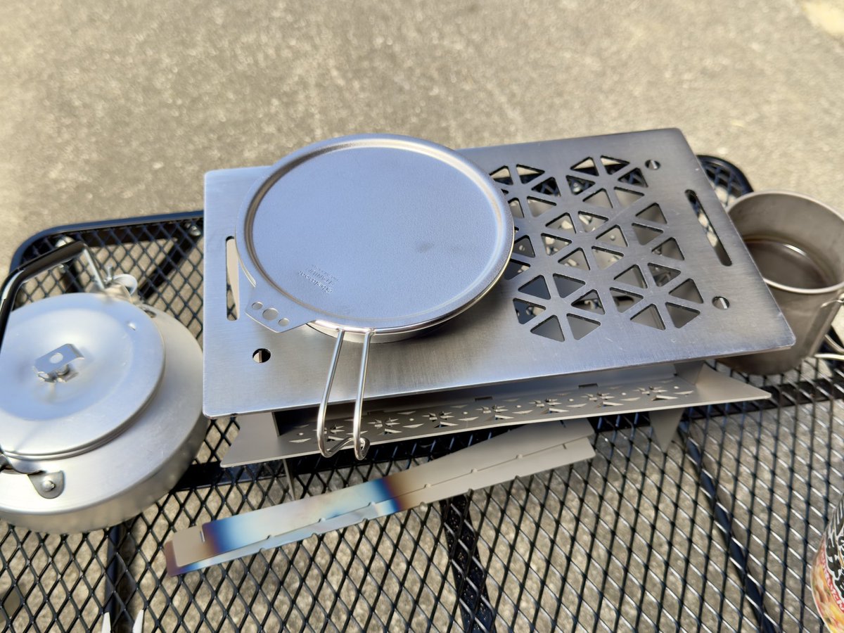 AtsumiN0901's tweet photo. nomeltを五徳代わりにアルストでお湯を沸かしてみた！

スノピのチタンマグ300 １杯分のお湯ならケトルで4分30秒、鉄板を置いてシェラカップに280mlの水を入れて沸かしたら8分ほど掛かりました。

#NATSUキャンプ #nomelt #アルスト 
#キャンプ #キャンプギア 
#キャンプ好きな人と繋がりたい https://t.co/jYCWMEBLlb