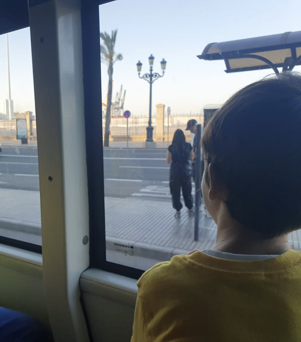 ddelacruz7's tweet photo. Cómo te explico que a veces las derrotas sirven para reafirmarse. Cómo te explico que hay cosas mucho más importantes que ganar: la lealtad. Cómo te explico que la ilusión rota de ayer se convertirá en rutina y es mentira que te acostumbres porque siempre decepciona.

Cómo te explico que aquí seguimos, que aquí seguiremos, en nuestras raíces y nuestros principios, con nuestras convicciones intactas por mucho que las cuestionemos.

Cómo te explico que nunca fuimos ni seremos campeones. Ni en décadas ni en siglos. Que le pasó a tu abuelo y te ocurre a ti, su nieto.

Y pese a ello: nosotros solo somos cadistas. Lo iremos aprendiendo junto porque esto aún no ha terminado.