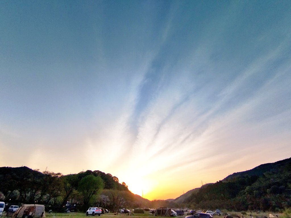 mikenekomituka's tweet photo. 日没までに引っ越し完了しました
日中は快晴of快晴でしたけど、今は少し雲が出てきています。
#ソロキャンプ #ぼっちキャンプ
#いまそら #イマソラ
#SIXMOONDESIGNS https://t.co/h5FJWa4cbu