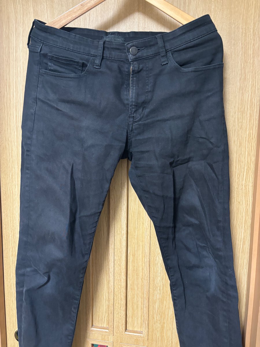 fashion_street0's tweet photo. 保有している黒い服が色褪せてきたので、「ドクターベックマン【黒復活シート】10枚」なるものを使ってみた🧐
https://t.co/lrIdNRrVi2 #ad
まじでびっくりするぐらい黒が復活❗
使い方は3枚のシートを洗濯機に入れて洗濯するだけで終了＾＾
お気に入りの服の黒色があっという間に復活するからマジつかってみて❗

↓洗濯後は次のツリーで公開