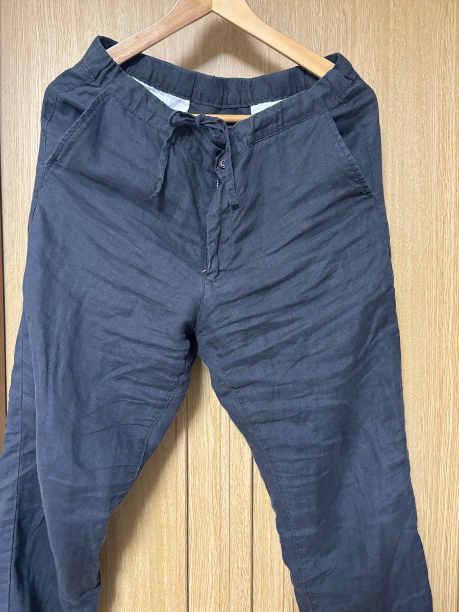 fashion_street0's tweet photo. 保有している黒い服が色褪せてきたので、「ドクターベックマン【黒復活シート】10枚」なるものを使ってみた🧐
https://t.co/lrIdNRrVi2 #ad
まじでびっくりするぐらい黒が復活❗
使い方は3枚のシートを洗濯機に入れて洗濯するだけで終了＾＾
お気に入りの服の黒色があっという間に復活するからマジつかってみて❗

↓洗濯後は次のツリーで公開