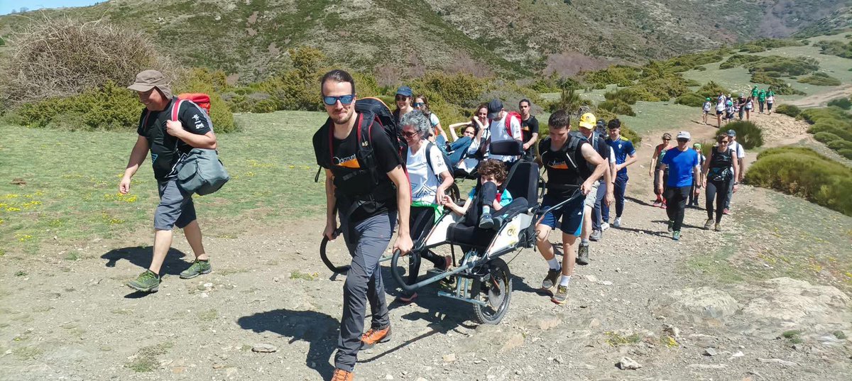 FoundationOnat's tweet photo. Hem fet HISTÒRIA! Conquerit el cim del Matagalls (Osona/Vallès Oriental) amb 5 joelettes (cadira de rodes) juntament amb més de 100 persones entre gent amb discapacitat i voluntaris/es. Aconseguit el repte del 14x1000 trekking inclusiu. Anem cap a noves fites. #lesportensfaiguals https://t.co/1l4CcrGcbb