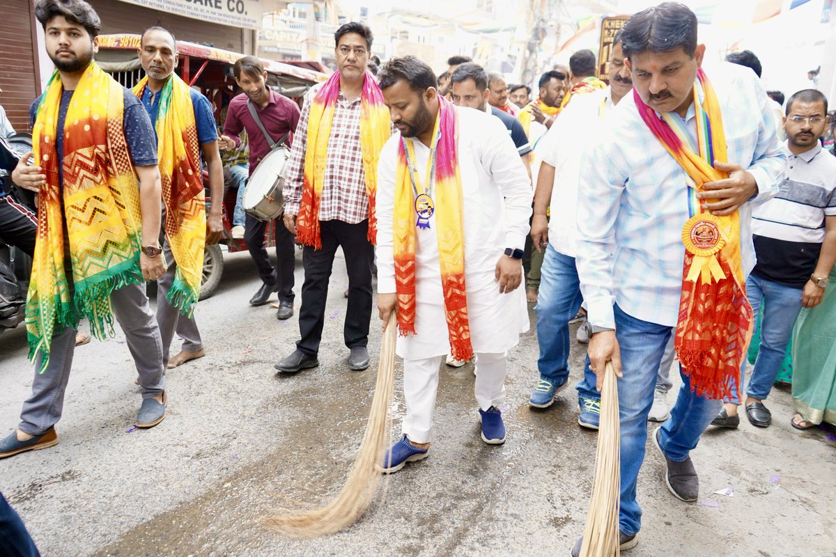 आज कृष्णा नगर विधानसभा के श्री दिगम्बर जैन मंदिर द्वारा आयोजित भगवान महावीर जी की शोभा यात्रा में जाकर आशिर्वाद प्राप्त किया।