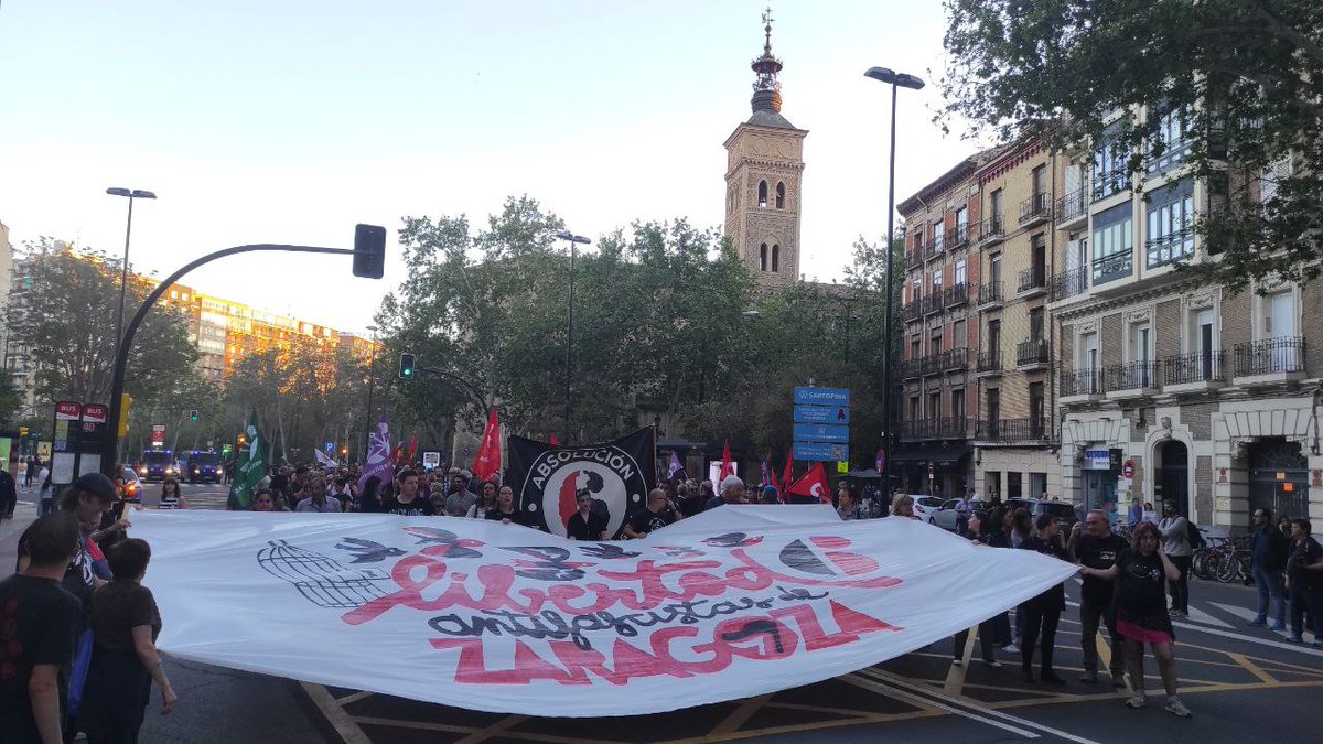 💥 Ayer 3.000 personas recorrimos las calles de Zaragoza bajo dos ideas claras: debe garantizarse la libertad de los 6 jóvenes condenados por manifestarse ante la extrema derecha y el gobierno es responsable de abolir la ley Mordaza. 🔗 Noticia: arainfo.org/zaragoza-vuelv…