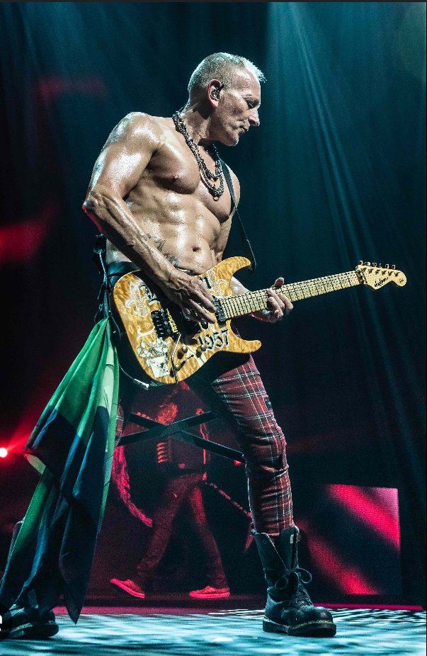 PhilCollen111's tweet photo. Love y'all fans ❤ https://t.co/XvNA1fXKNU