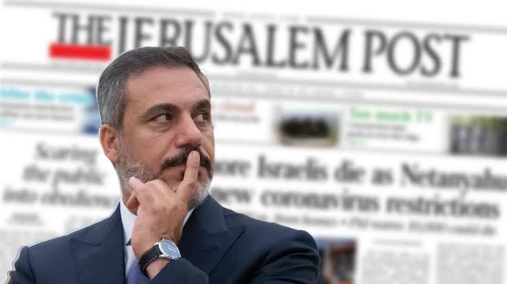 Hakan Fidan bir astsubaydı. Kurmayların çaycılığını yapan bir askerdi ama bir gün istifasını verdi “Ben Amerika’ya okumaya gidiyorum” dedi sonra ortadan kayboldu. Döndüğünde başka bir adamdı. FETÖ’nün içine girip onun kadrolarıyla askeri vesayeti yıktı. Sonra kullandığı FETÖ’yü