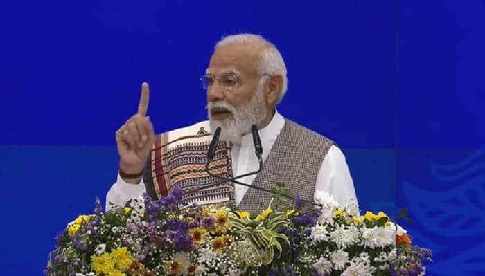 Prime Minister @narendramodi inaugurates development projects worth over 1 lakh crore in Ahmedabad, Gujarat, emphasizing the government's commitment to building a developed India. 
The provision of 50 PMBJP stores at railway stations. #VikasitBharat #AtmanirbharBharat #PMModi