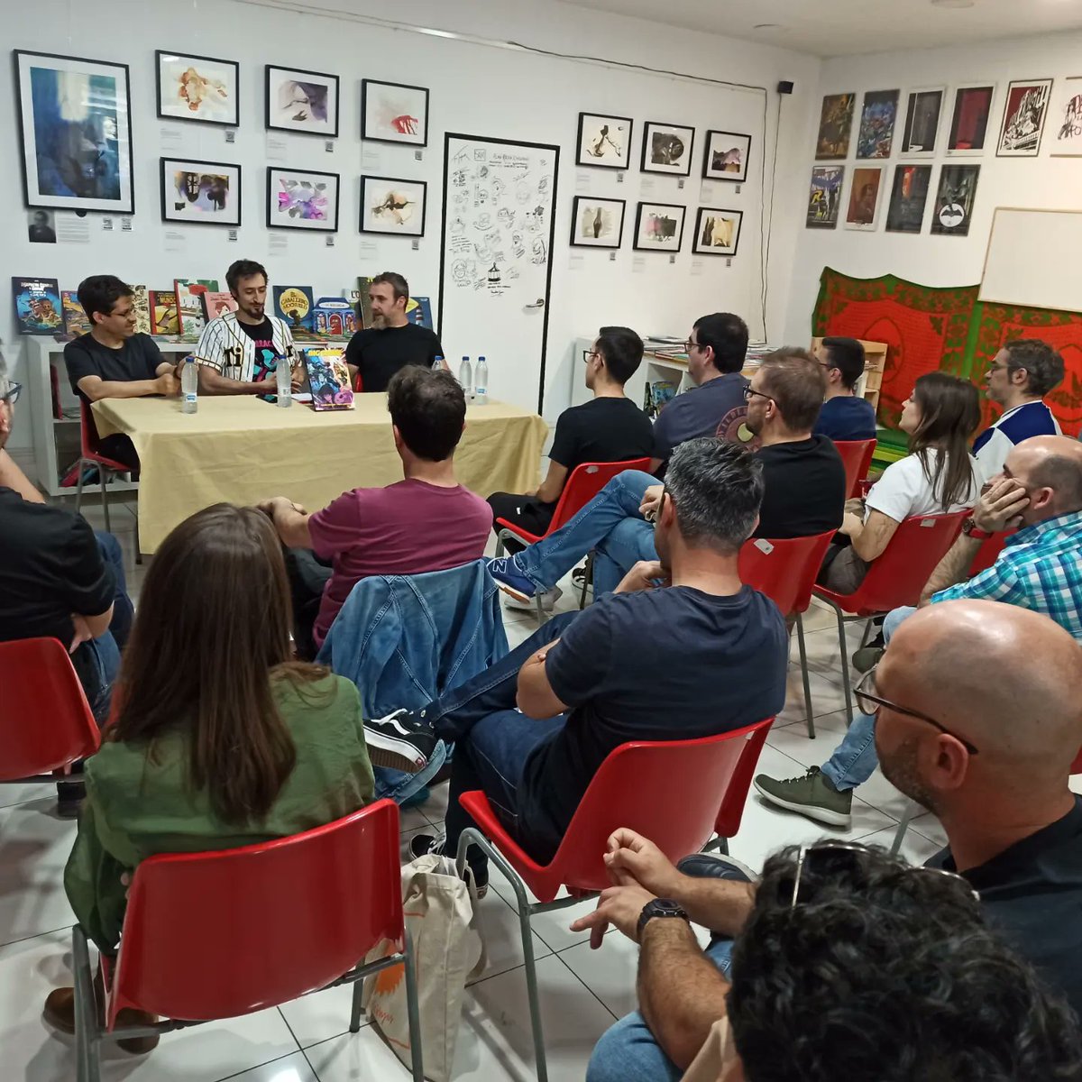 Argoslibreria's tweet photo. Pedazo de día, de tarde y de todo. Con Pepe Larraz, Julián Clemente y Bamf en la mesa, con los amigos de @TatooineComics que se vinieron de Jaén y a los que les debemos una visita y acompañados de mucha gente guapa por fuera y por dentro pasamos un rato majérrimo
#contadopierde https://t.co/hxaa3nehdb