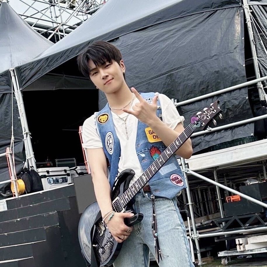 luckynoxstar's tweet photo. jay playing guitar at weverse & fate con will always hold a special place in my heart. seeing him accomplish the goals he set for himself and doing what he always wanted makes me so happy and proud of him 🩷
JAY’S SPRINGTIME SNAPSHOTS
#JayPhotoFavorites #Day6InBloomWithJay https://t.co/tjvhwsIR97