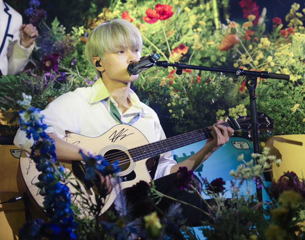 luckynoxstar's tweet photo. jay playing guitar at weverse & fate con will always hold a special place in my heart. seeing him accomplish the goals he set for himself and doing what he always wanted makes me so happy and proud of him 🩷
JAY’S SPRINGTIME SNAPSHOTS
#JayPhotoFavorites #Day6InBloomWithJay https://t.co/tjvhwsIR97