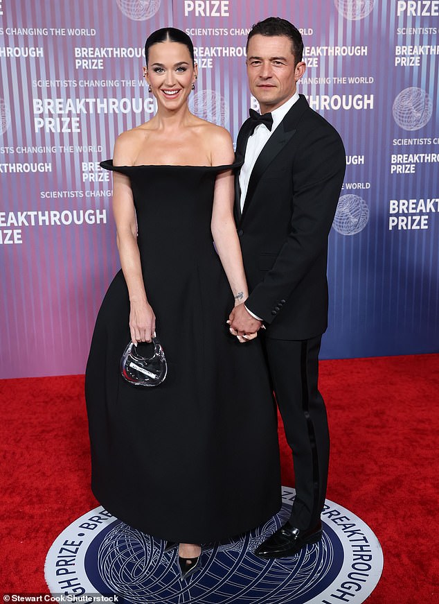 THEICONICYOU's tweet photo. كيتي بيري تحضر #BreakthroughPrize بفستان أسود و حقيبة زجاجية من كوبريني Coperni. https://t.co/zL6rrsnMEw
