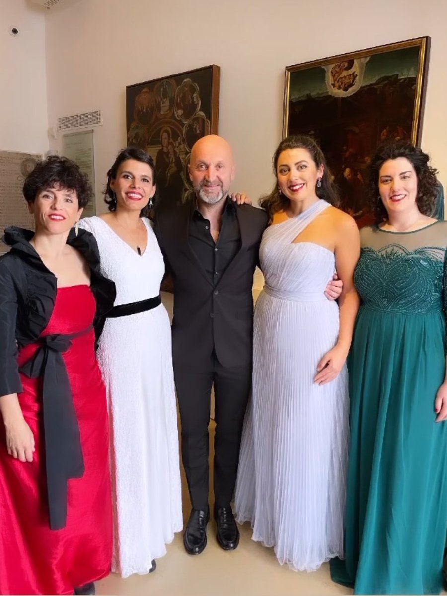 ¡Elemental, querido Watson!
⁣🔥 𝙇𝙖𝙞𝙖 𝙁𝙧𝙞𝙜𝙤𝙡𝙚́ • Fuego
💦 ⁣𝙈𝙖𝙧𝙜𝙖𝙧𝙞𝙩𝙖 𝙍𝙤𝙙𝙧𝙞́𝙜𝙪𝙚𝙯 • Agua
💨 ⁣𝘼𝙣𝙖𝙞̈𝙨 𝙊𝙡𝙞𝙫𝙚𝙧𝙖𝙨 • Aire
🍂 ⁣𝙎𝙚𝙧𝙚𝙣𝙖 𝙋𝙚́𝙧𝙚𝙯 • Tierra

𝗣𝗔𝗟𝗠𝗔 𝗗𝗘 𝗠𝗔𝗟𝗟𝗢𝗥𝗖𝗔 ➢  13 de Abril
𝗜𝗡𝗖𝗔 ➢ 14 de Abril