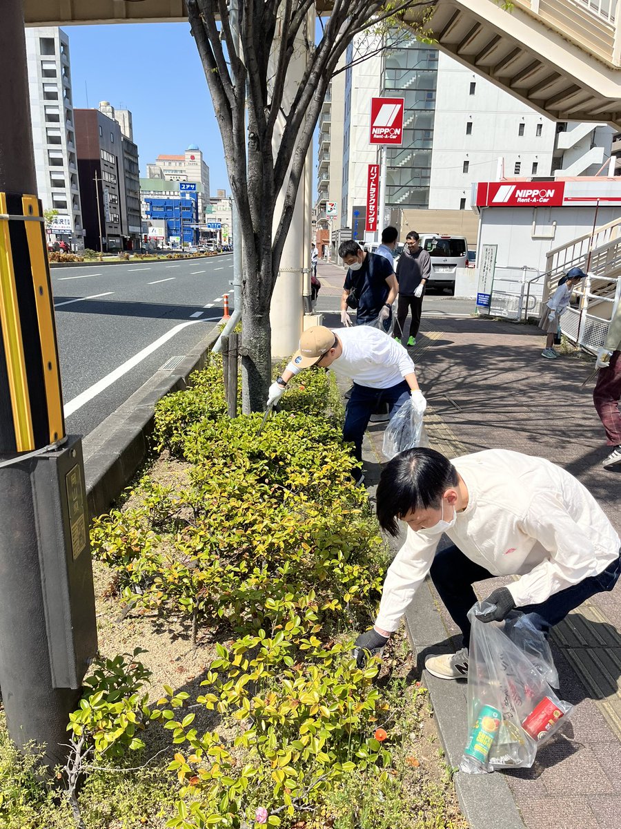 sunfuture0316's tweet photo. 午前中に地域清掃ボランティアを行いました！記念すべき第1回！気温も上がる中、新屋敷町あたりから岡山市役所までの大通りを清掃。思ったより多くのゴミがありました。子どもたちも参加して楽しく行えました😆
我が地域のSDGsへ！
#sunfuture #SDGs  #岡山 https://t.co/TZYUue5sfa
