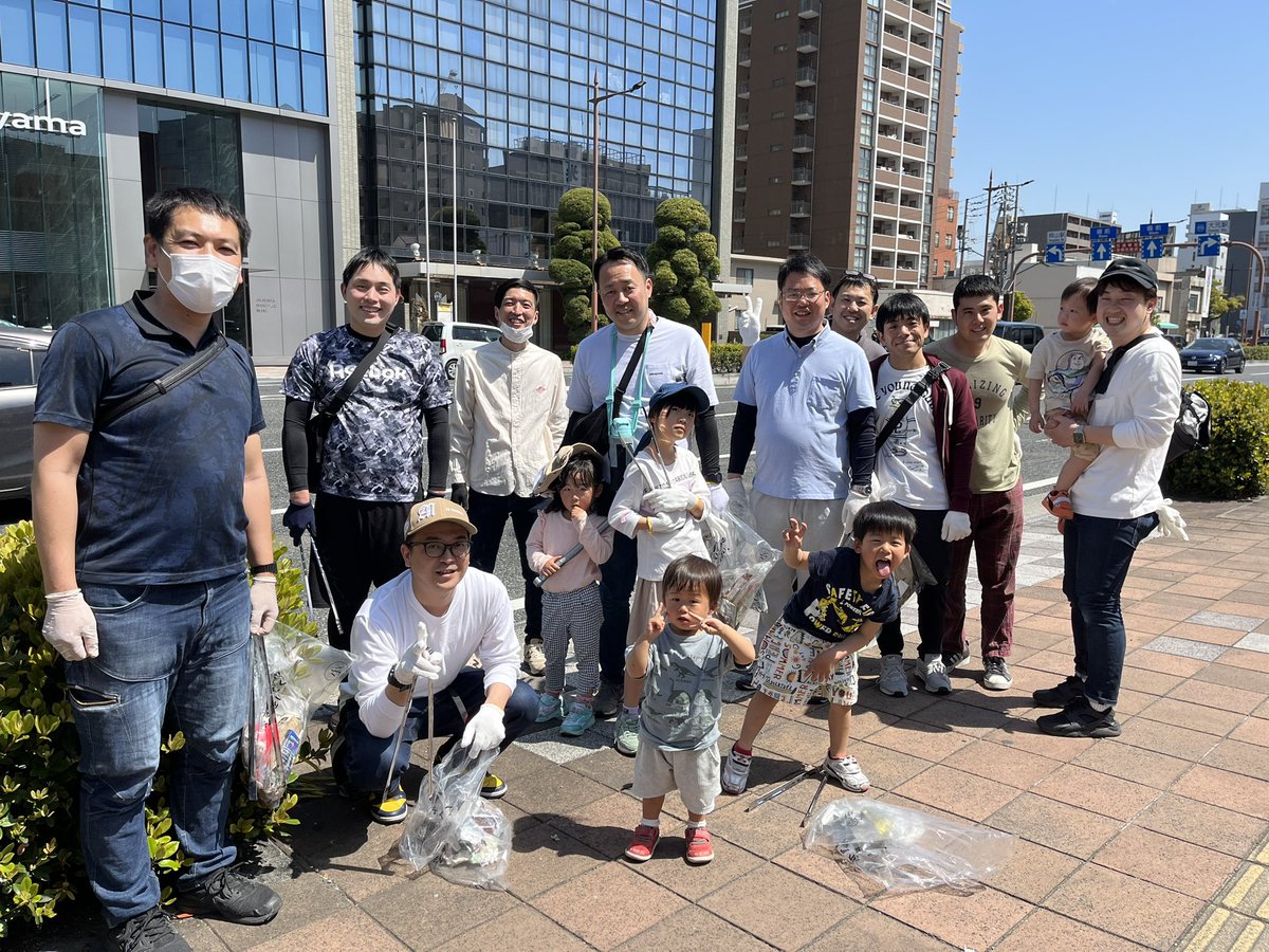 sunfuture0316's tweet photo. 午前中に地域清掃ボランティアを行いました！記念すべき第1回！気温も上がる中、新屋敷町あたりから岡山市役所までの大通りを清掃。思ったより多くのゴミがありました。子どもたちも参加して楽しく行えました😆
我が地域のSDGsへ！
#sunfuture #SDGs  #岡山 https://t.co/TZYUue5sfa