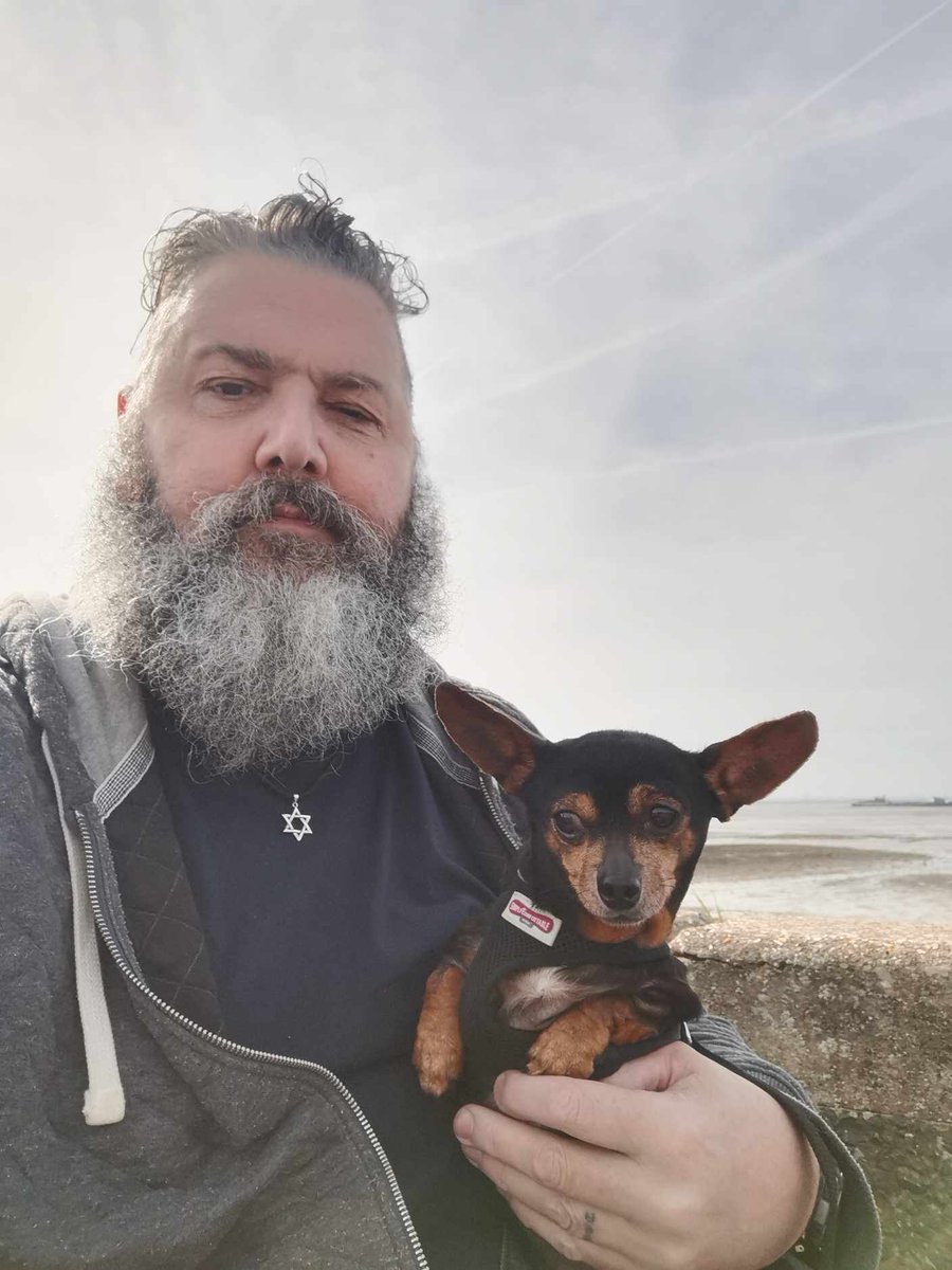 On yesterday's trip along the seafront, I had company. I kept hearing women saying “So cute” and I know they meant me, but I let the dog think t was her! 🤣🤣😉 Grumpy photo, but honestly I was happy, I just think I forgot to tell my face!