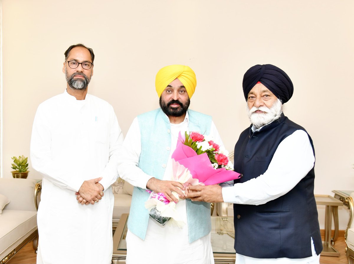 Big blow to @Akali_Dal_ in #Jalandhar ahead of #LokSabhaElections2024 as it's ex-CPS #PawanTinu and former strategist #GurcharanChanni join @AAPPunjab @thetribunechd