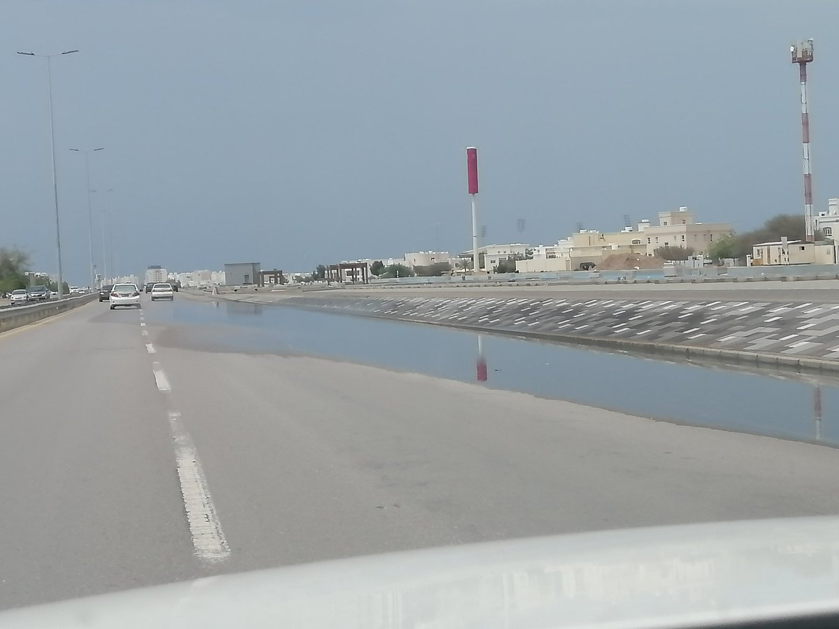 الأخوة في <a href="/MctMunicipality/">مركز الاتصالات</a> للمرة الثالثة يتسبب الممشى قيد الانشاء في تشكل بركة مائية عميقة في الشارع الواصل بين دوار مزون والموالح الجنوبية.. مما يشكل خطرا على مستخدمي الطريق