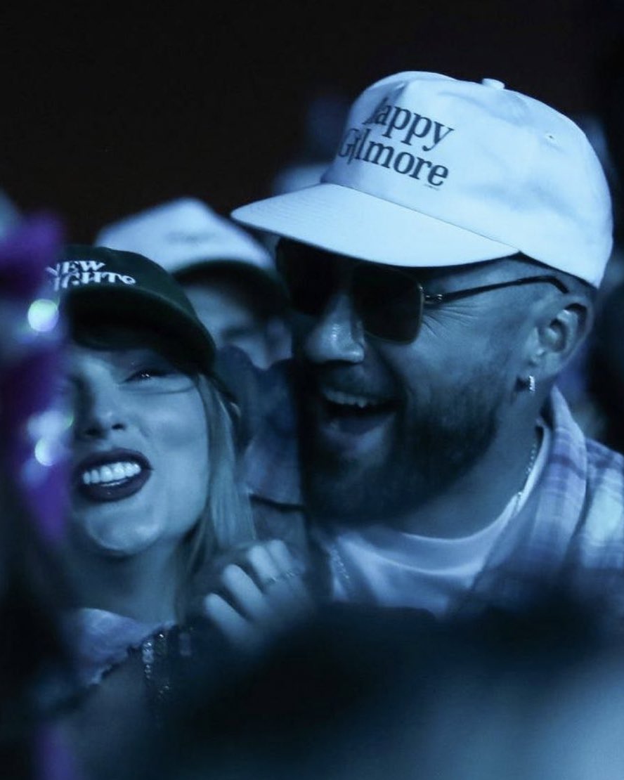 📸 | Taylor Swift and Travis Kelce at #Coachella 💙