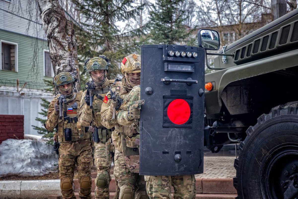 TheGreyPatriot_'s tweet photo. 🇷🇺 Rosgvardia OMON unit "Oplot" from Kostroma during today's training.

#Russia #Russian #Russians #Today #Rosgvardia #OMON #Police #AK74 #LawEnforcement #Military #PY #VSSK #Grach #Kostroma https://t.co/3FWDD1yM7N