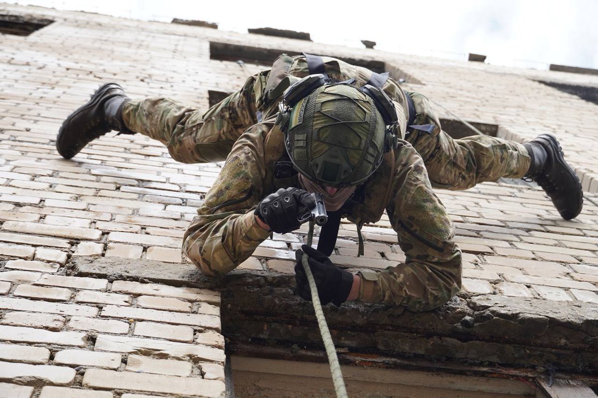 TheGreyPatriot_'s tweet photo. 🇷🇺 Rosgvardia OMON unit "Oplot" from Kostroma during today's training.

#Russia #Russian #Russians #Today #Rosgvardia #OMON #Police #AK74 #LawEnforcement #Military #PY #VSSK #Grach #Kostroma https://t.co/3FWDD1yM7N