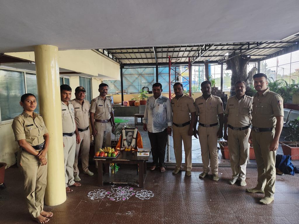 madivalaps's tweet image. ಈ ದಿನ ಮಡಿವಾಳ ಠಾಣೆಯಲ್ಲಿ ಸಂವಿಧಾನ ಶಿಲ್ಪಿ ಯವರಿಗೆ ನಮನಗಳನ್ನು ಸಲ್ಲಿಸುತ್ತಾ ಅಂಬೇಡ್ಕರ್ ಜಯಂತಿ ಆಚರಿಸಲಾಯಿತು