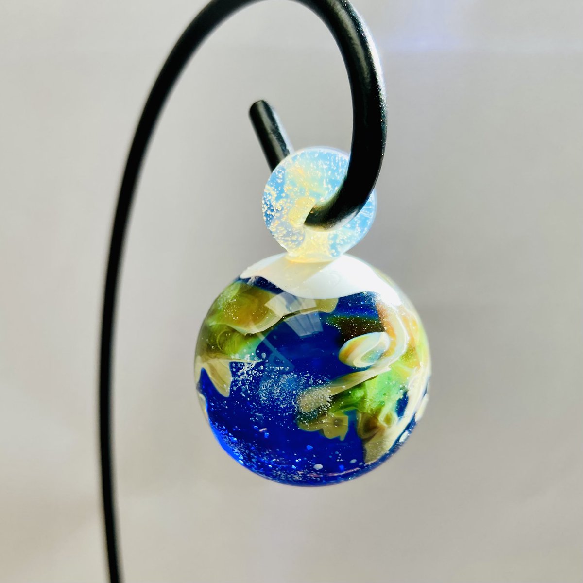 kxzypq's tweet photo. A little earth ornament - made of coloured glass. 

For those who assume a globe shaped format… 😁

It can also be made to contain ashes of a loved person or pet. 

DM me if you would like me to make you one. 

#youmeantheworldtome #glassart #handmade #flamework https://t.co/rlC775BgRi