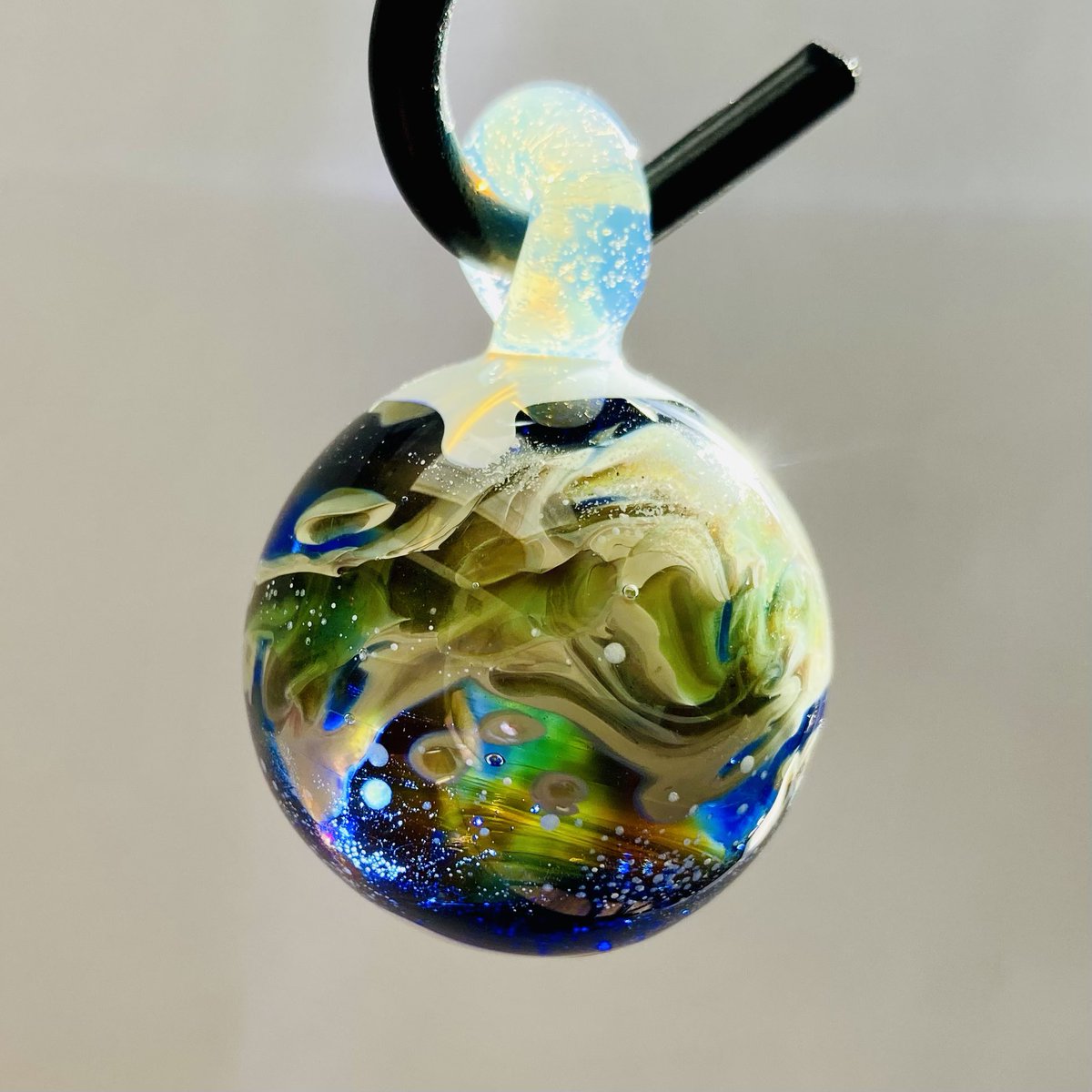 kxzypq's tweet photo. A little earth ornament - made of coloured glass. 

For those who assume a globe shaped format… 😁

It can also be made to contain ashes of a loved person or pet. 

DM me if you would like me to make you one. 

#youmeantheworldtome #glassart #handmade #flamework https://t.co/rlC775BgRi