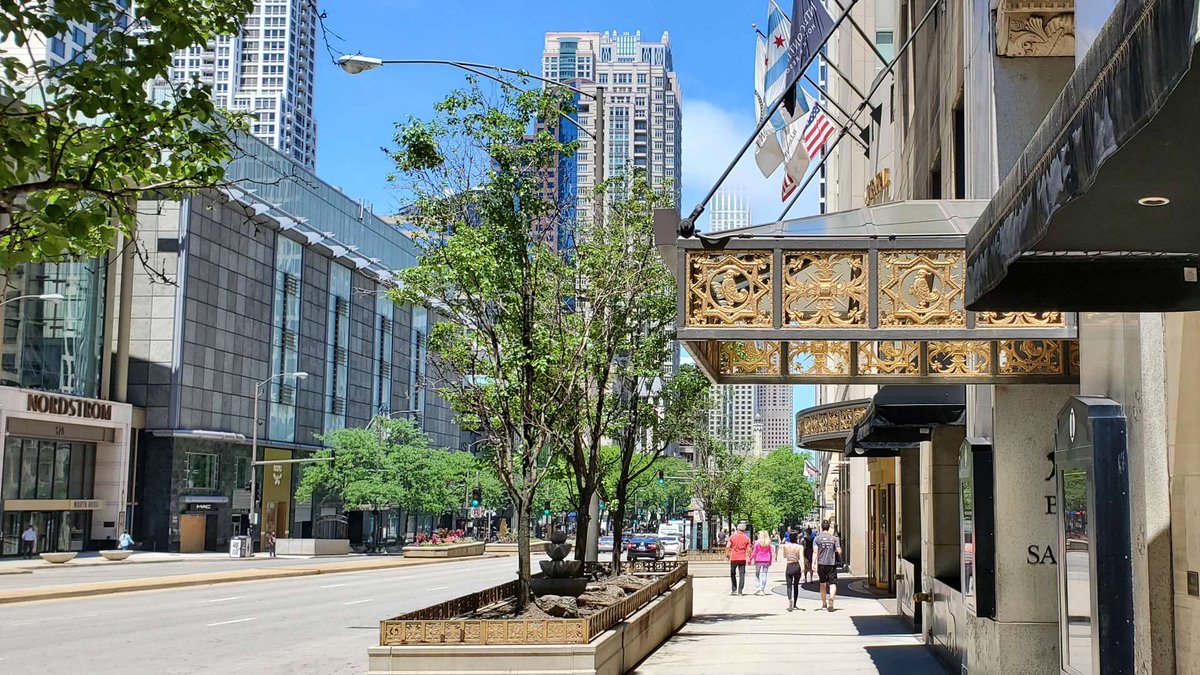 Explore @TheMagMile on our FREE, do-it-youself self-guided walking tour! Shopping, dining, iconic water tower, museums & more! evisitorguide.com/chicago/metrow…

#Chicago #sightseeing #budgettravel #travel #tours #walkingtours #magmile #shopping #SightseeingMadeSimple
