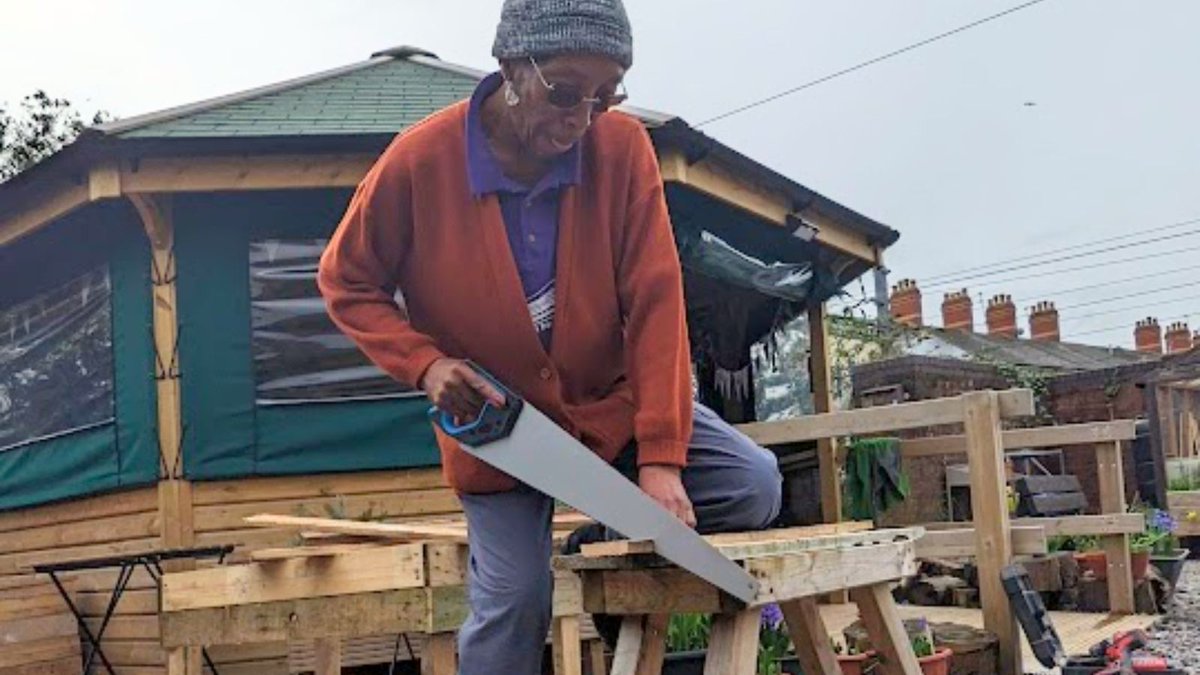 Can Linette Fix It? Yes she can! The goodShed @MensShedCymru have been ripping old pallets and building some nifty raised beds with the wood. #railwaygardens #cardiff #splott #communitygarden
