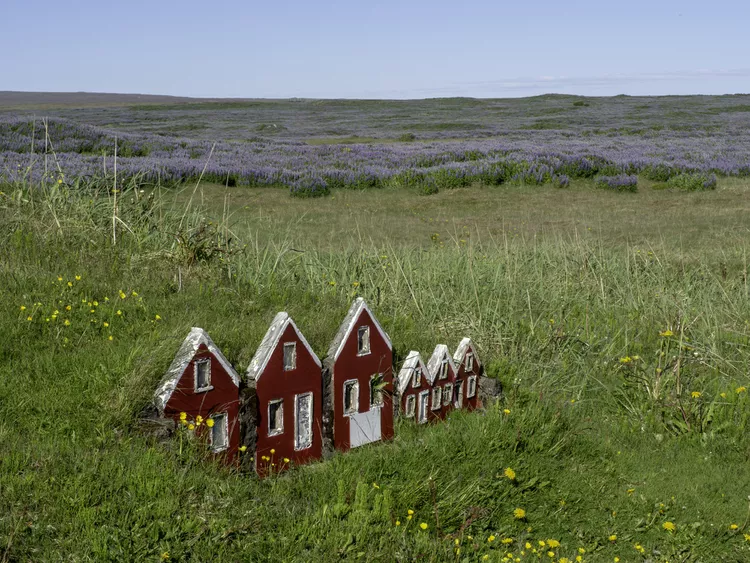 In Icelandic legend, elves are said to inhabit the large volcanic rocks found all over the island. Locals will sometimes paint doors on the rocks or construct tiny houses on them, making little shrines to mark where the elves are so they won't get disturbed.
#FolkloreSunday