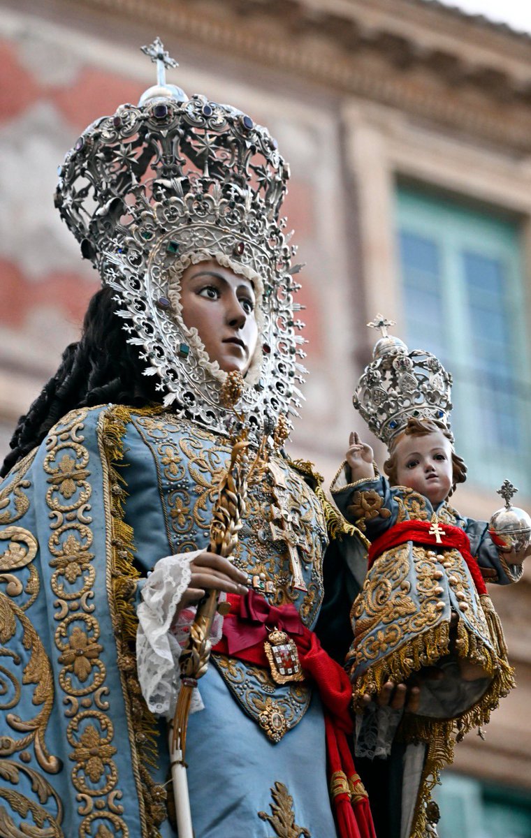 Conmemoramos el 97 aniversario de la coronación canónica de la Virgen de la Fuensanta con la celebración de una misa en la Catedral. Este martes, la patrona de Murcia volverá a su Santuario en Algezares. #NuestrasTradiciones