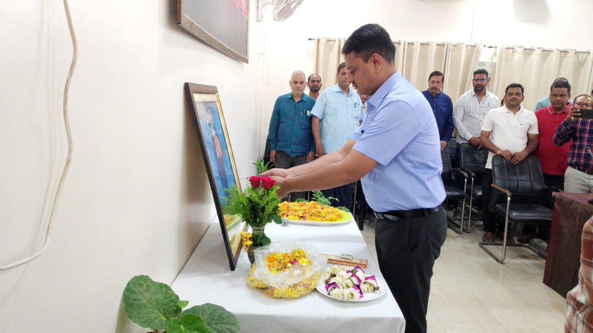 अम्बेडकर जयंती के अवसर पर कलेक्ट्रेट सभागार में उनके चित्र पर श्रद्धा सुमन अर्पित किये।