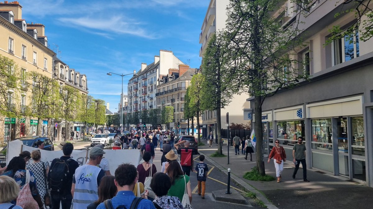 Le #PartideGauche était présent hier à la manifestation départementale d'#IlleetVilaine, avec les syndicats d'enseignants, collectifs de parents d'élèves, Maxime Bergonso et Frédéric Mathieu, contre le projet #Macron/#Attal du #ChocDesSavoirs de sélection sociale des enfants.