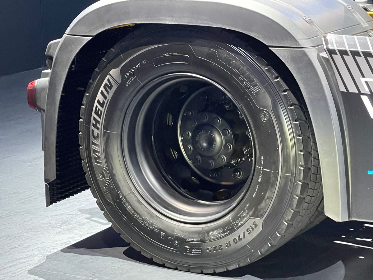 We 🖤 a prototype, especially when it’s presented on MICHELIN fuel-saving tyres! This week we’re throwing it back to 2022, when Mercedes-Benz presented the eActros LongHaul. This truck is now planned to enter series production this year as the eActros 600.🔋 #michelintyres